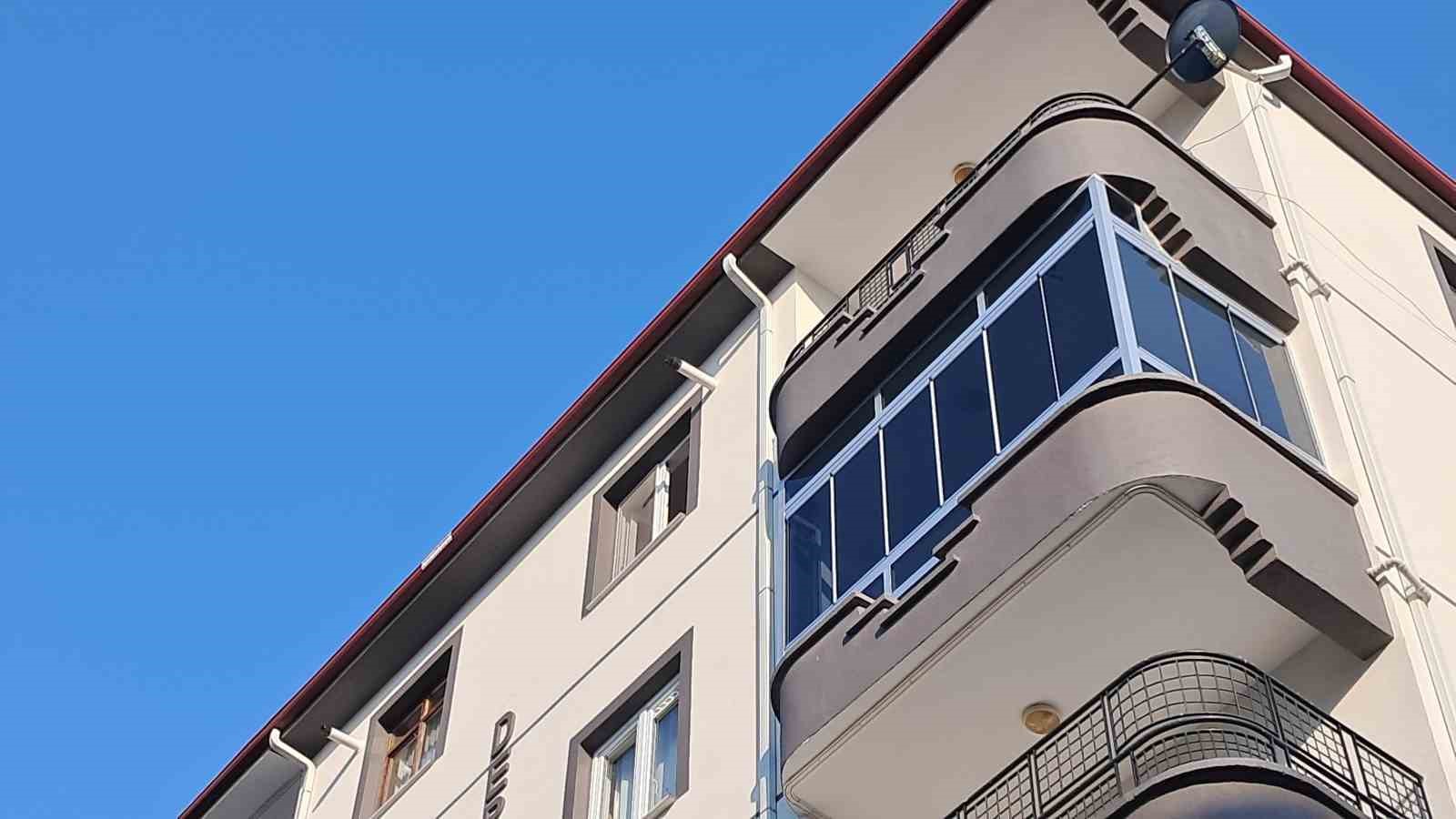 5. kattan d&uuml;şen 2 yaşındaki &ccedil;ocuk hayatını kaybetti
