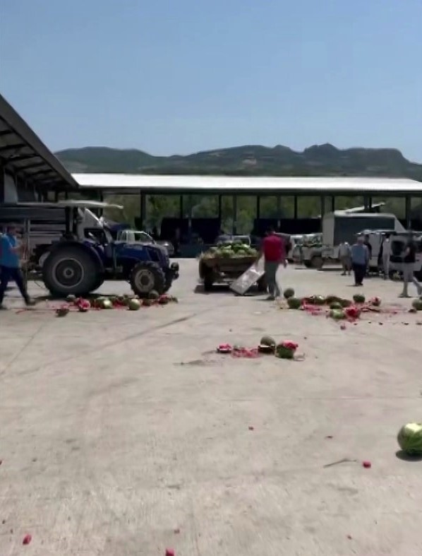 Bir römork dolusu karpuzu pazarın ortasında yere fırlatarak parçaladı