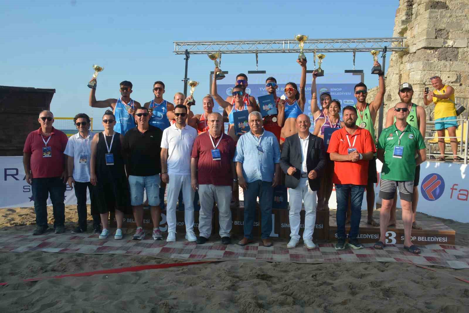 Sinop’ta plaj voleybolu turnuvası sona erdi
