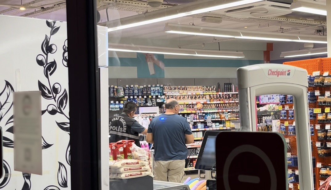 Markette "Sen sapık mısın?" diyen kadını ve 14 yaşındaki kızı vurdu
