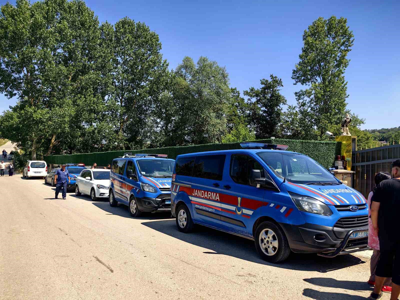 Evinde silahla vurulmuş halde bulundu