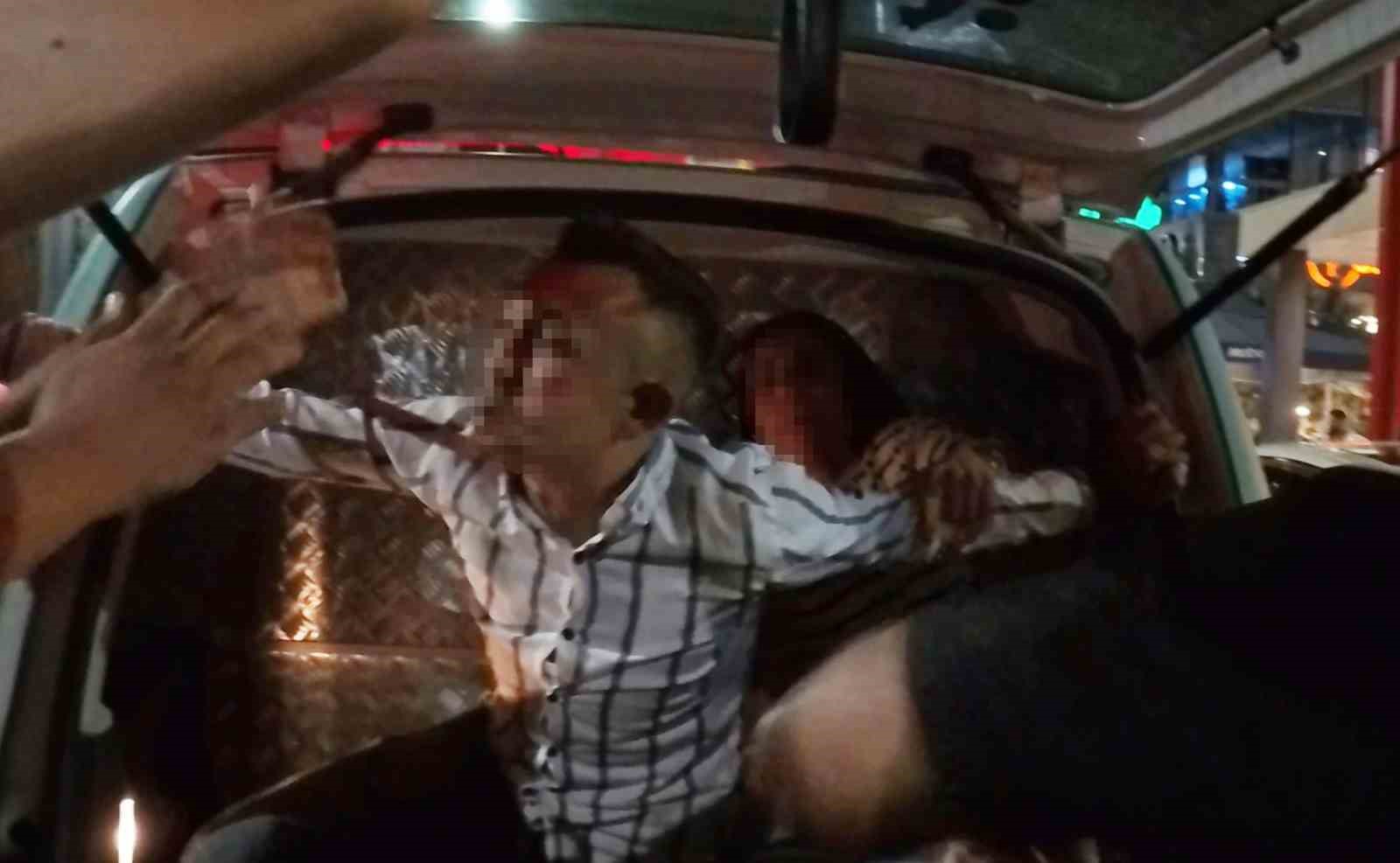 Alkoll&uuml; s&uuml;r&uuml;c&uuml; &ouml;nce polise direnip zorluk &ccedil;ıkardı, sonra polis aracının camını kırdı
