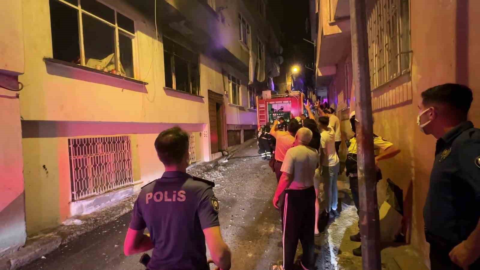 Samsun’da 3 katlı binada yangın: 3 kişi dumandan etkilendi