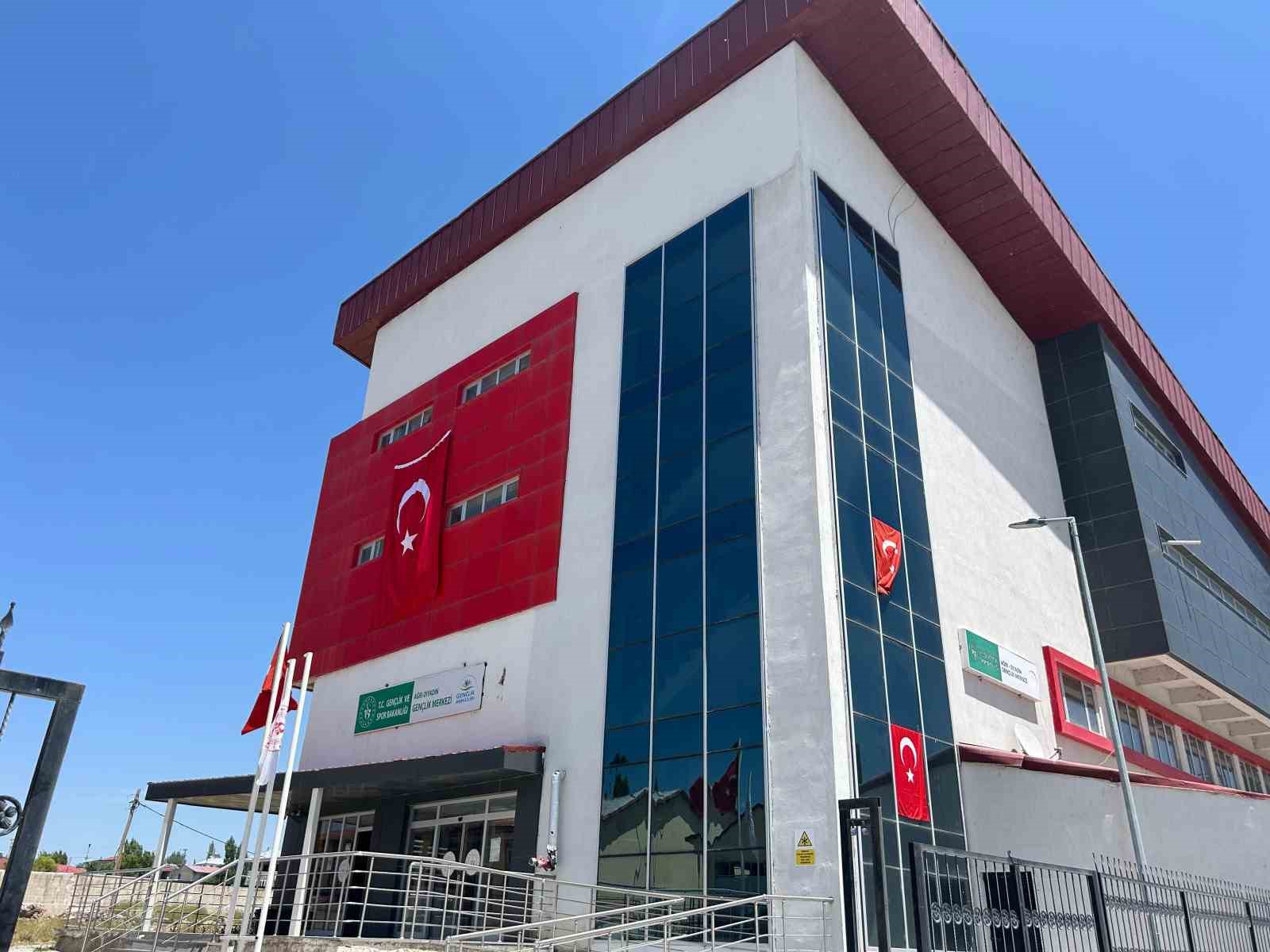 Diyadin’de sokaklar al bayrakla donatıldı