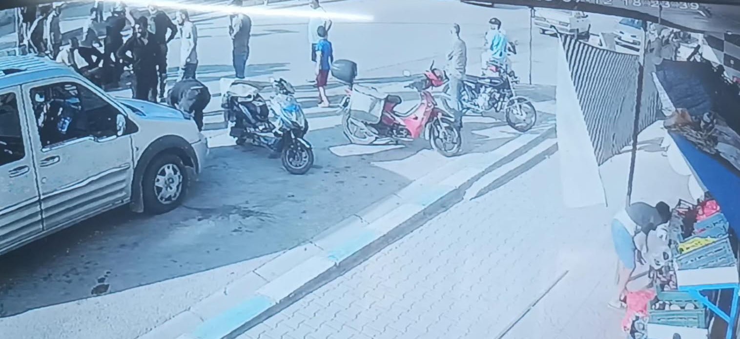 Kapıyı açmasıyla motosiklet sürücüsü yere yığıldı