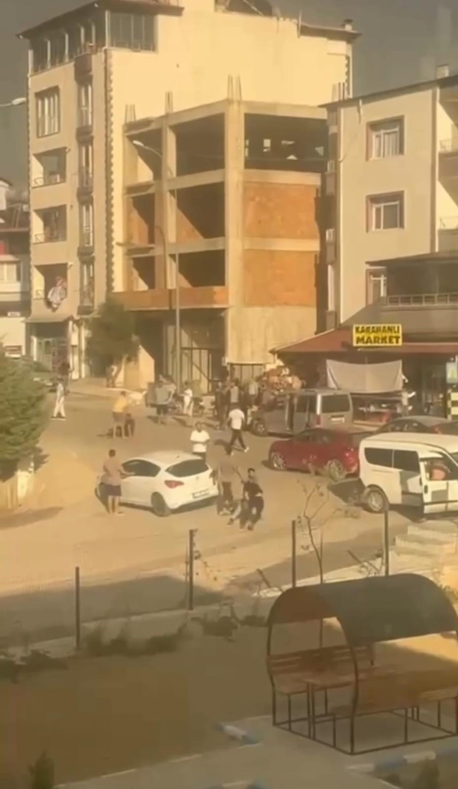 Kapıyı a&ccedil;masıyla motosiklet s&uuml;r&uuml;c&uuml;s&uuml; yere yığıldı
