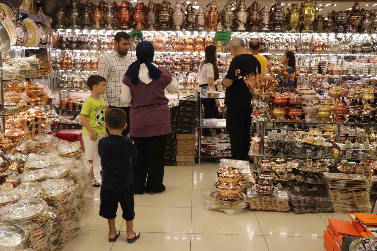 Erzincan Bakırcılar &Ccedil;arşısı, bakır ustalarının &ccedil;eki&ccedil; sesleriyle anılırken, son d&ouml;nemde sessizliğe b&uuml;r&uuml;nd&uuml;
