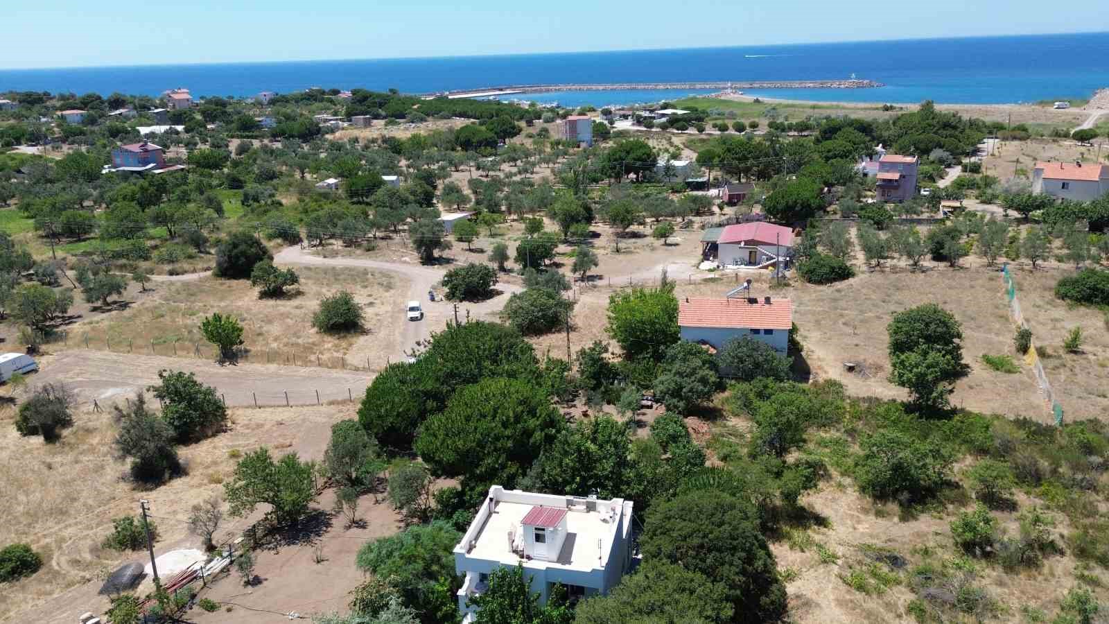 Ezan sesini duyabilmek için köydeki evinin çatısına sistem kurdu