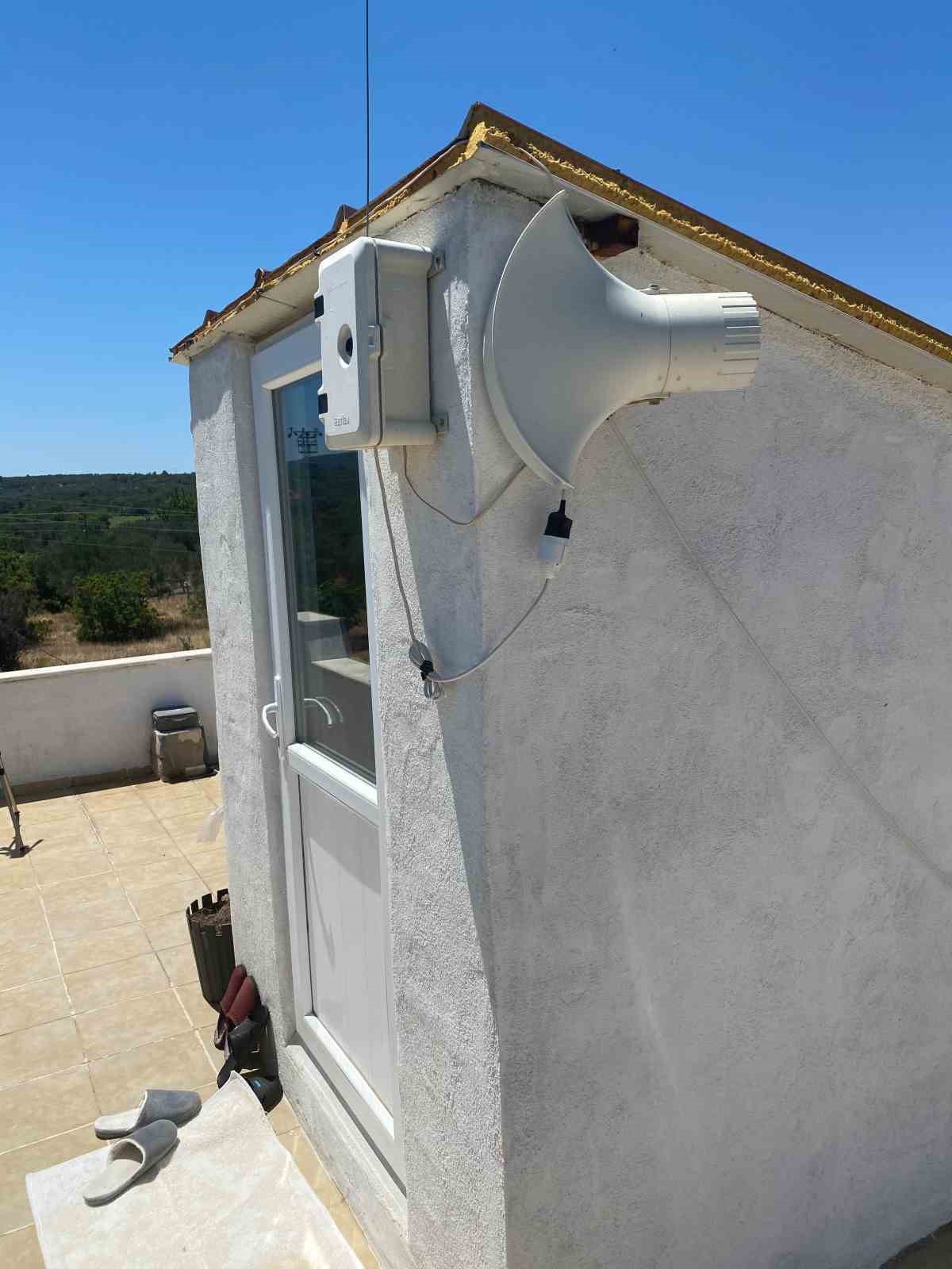 Ezan sesini duyabilmek i&ccedil;in k&ouml;ydeki evinin &ccedil;atısına sistem kurdu
