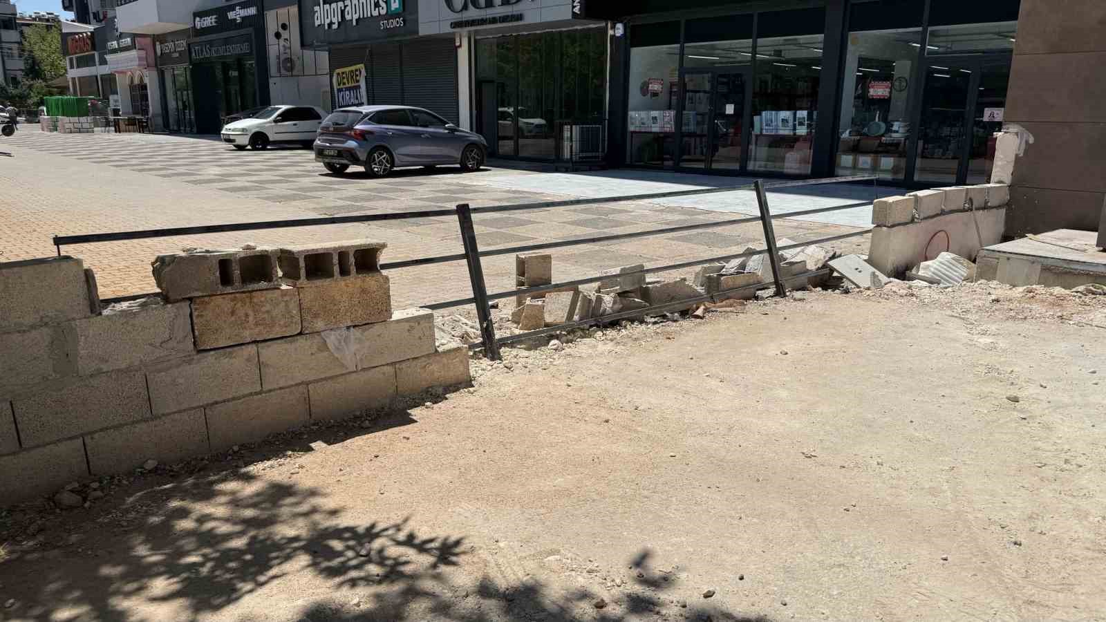 Gaziantep&rsquo;te kapanan yol iki bina arasında krize neden oldu
