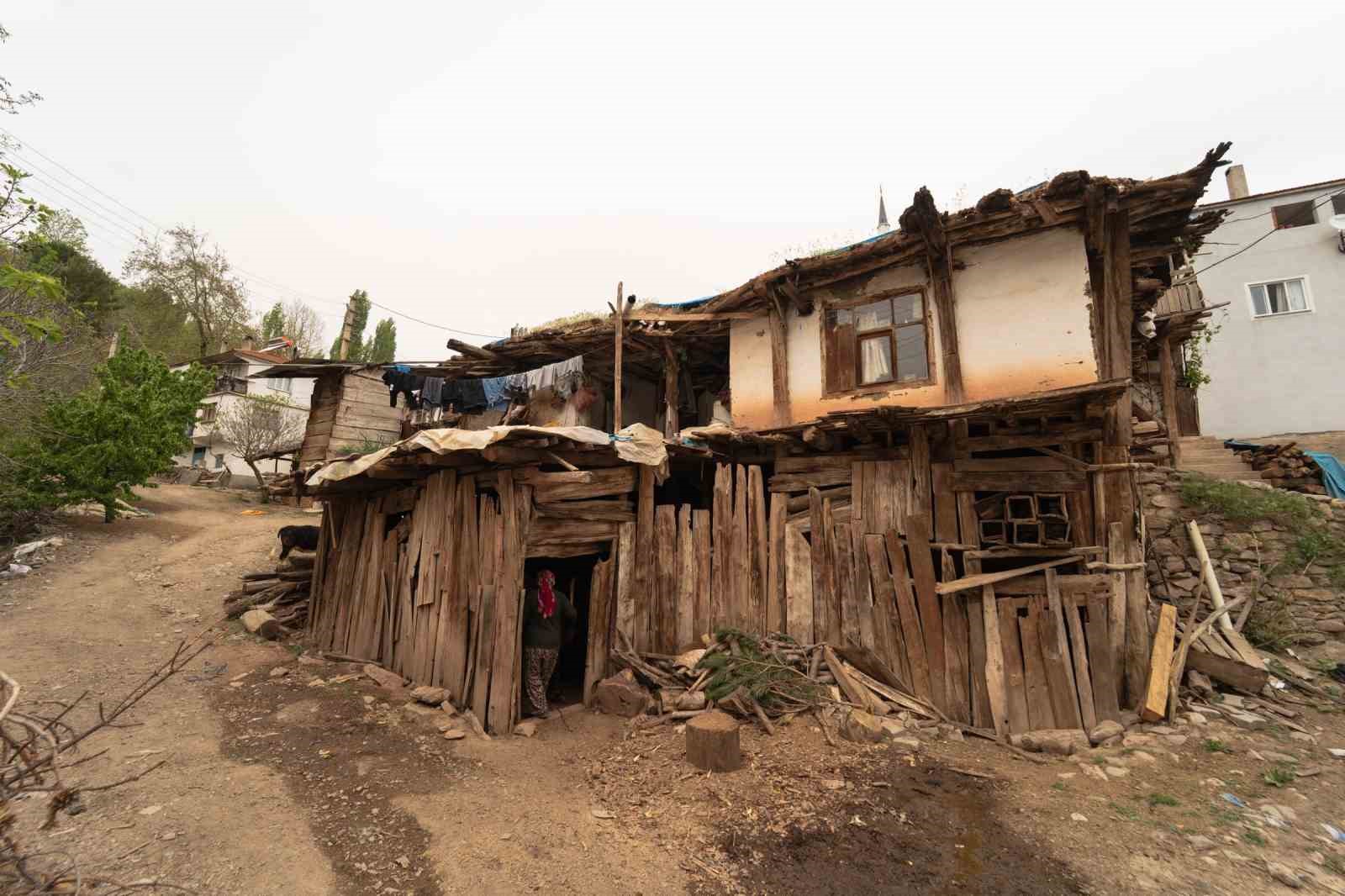 B&uuml;y&uuml;k yangından geriye kalan yapı g&ouml;renlerin ilgisini &ccedil;ekiyor
