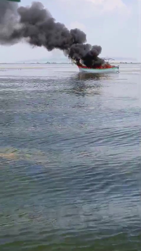 Işıklı G&ouml;l&uuml;nde tur yapan tekne alev aldı
