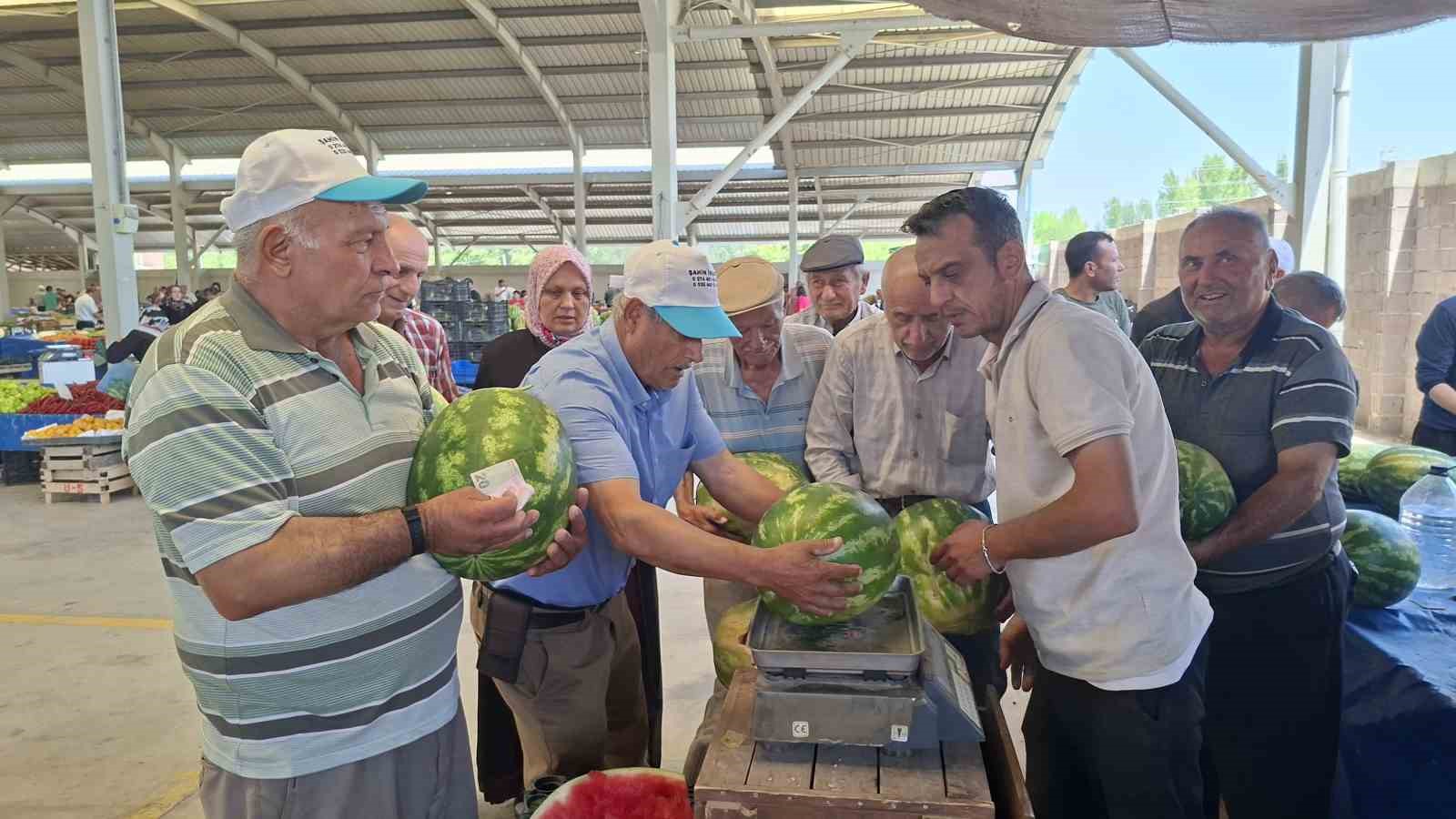 Kilosu 3 liradan satılan 17 ton karpuz 2 saatte tükendi