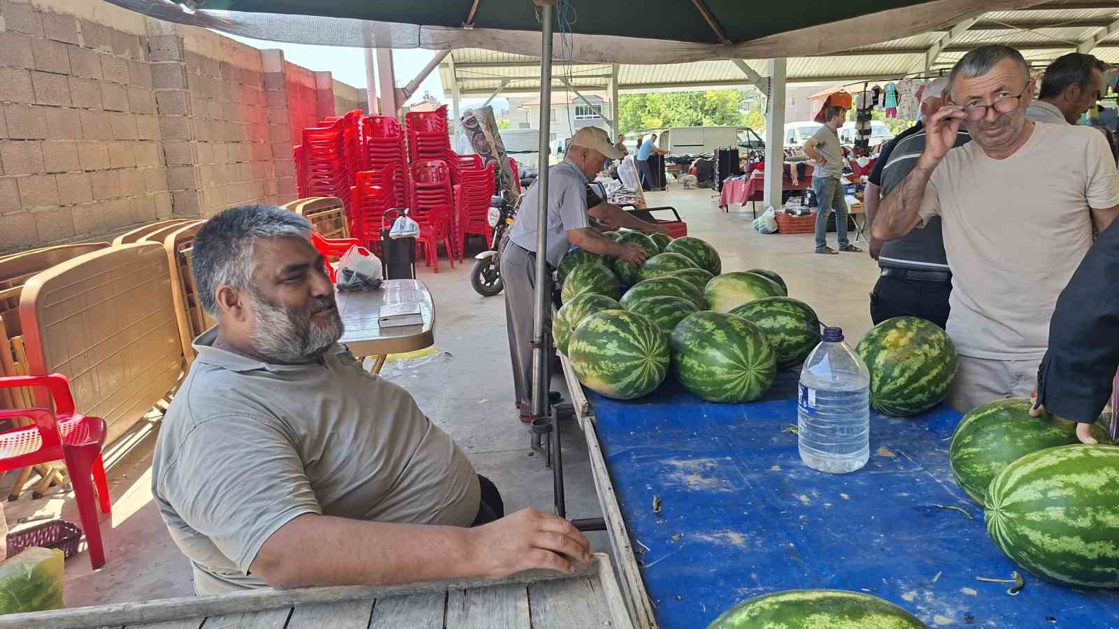 Kilosu 3 liradan satılan 17 ton karpuz 2 saatte t&uuml;kendi

