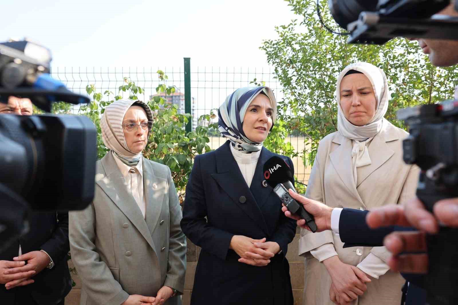 Bakan Göktaş: "Şehitlerimizin ailelerini ziyaret ettik. Terörsüz Türkiye hiçbir şekilde onlarsız bir süreç değil, onlarla beraber ilerlettiğimiz bir süreç"