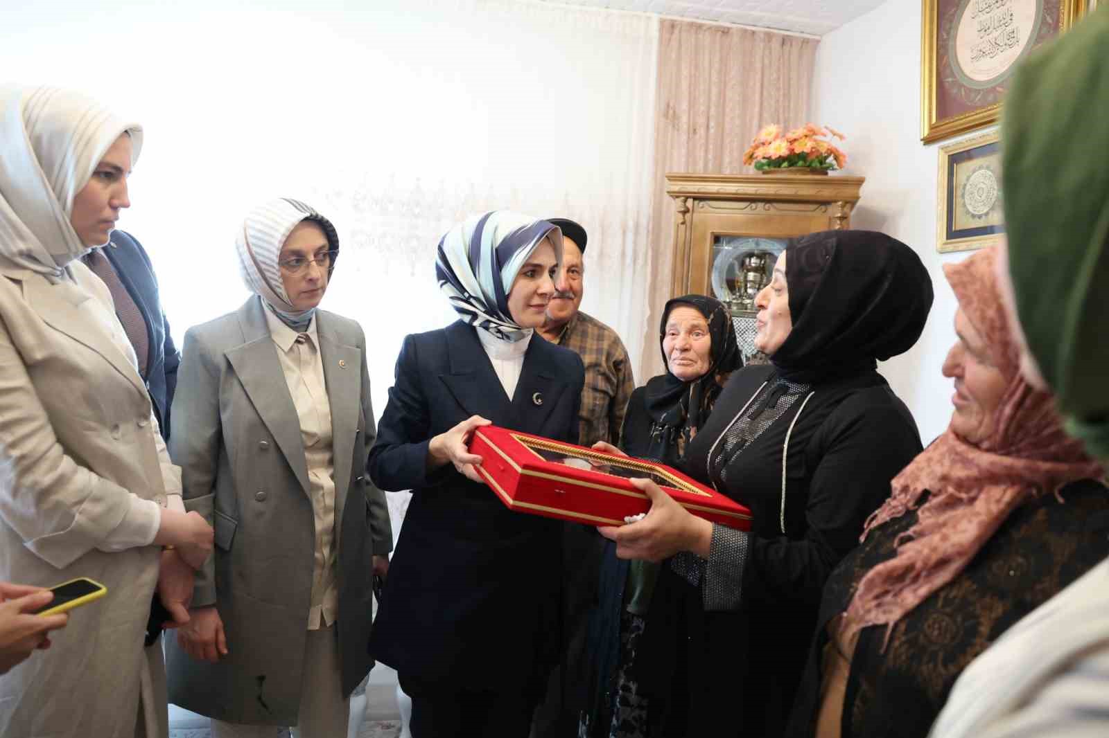 Bakan Göktaş: "Şehitlerimizin ailelerini ziyaret ettik. Terörsüz Türkiye hiçbir şekilde onlarsız bir süreç değil, onlarla beraber ilerlettiğimiz bir süreç"