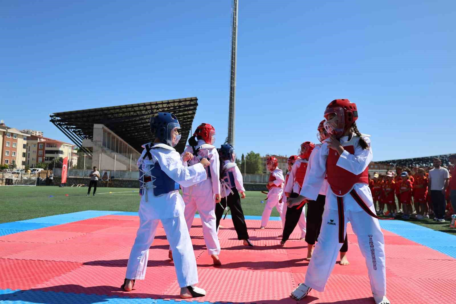 Gençliğe yatırımın kalbi Bozüyük’te attı