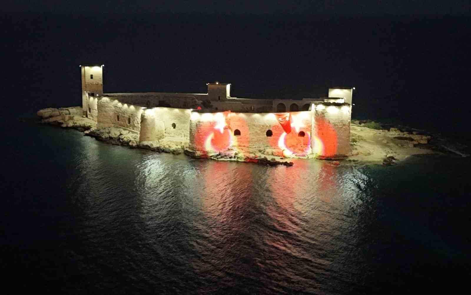 Mersin’in simgesi Kızkalesi ’Ay Yıldızla’ aydınlandı