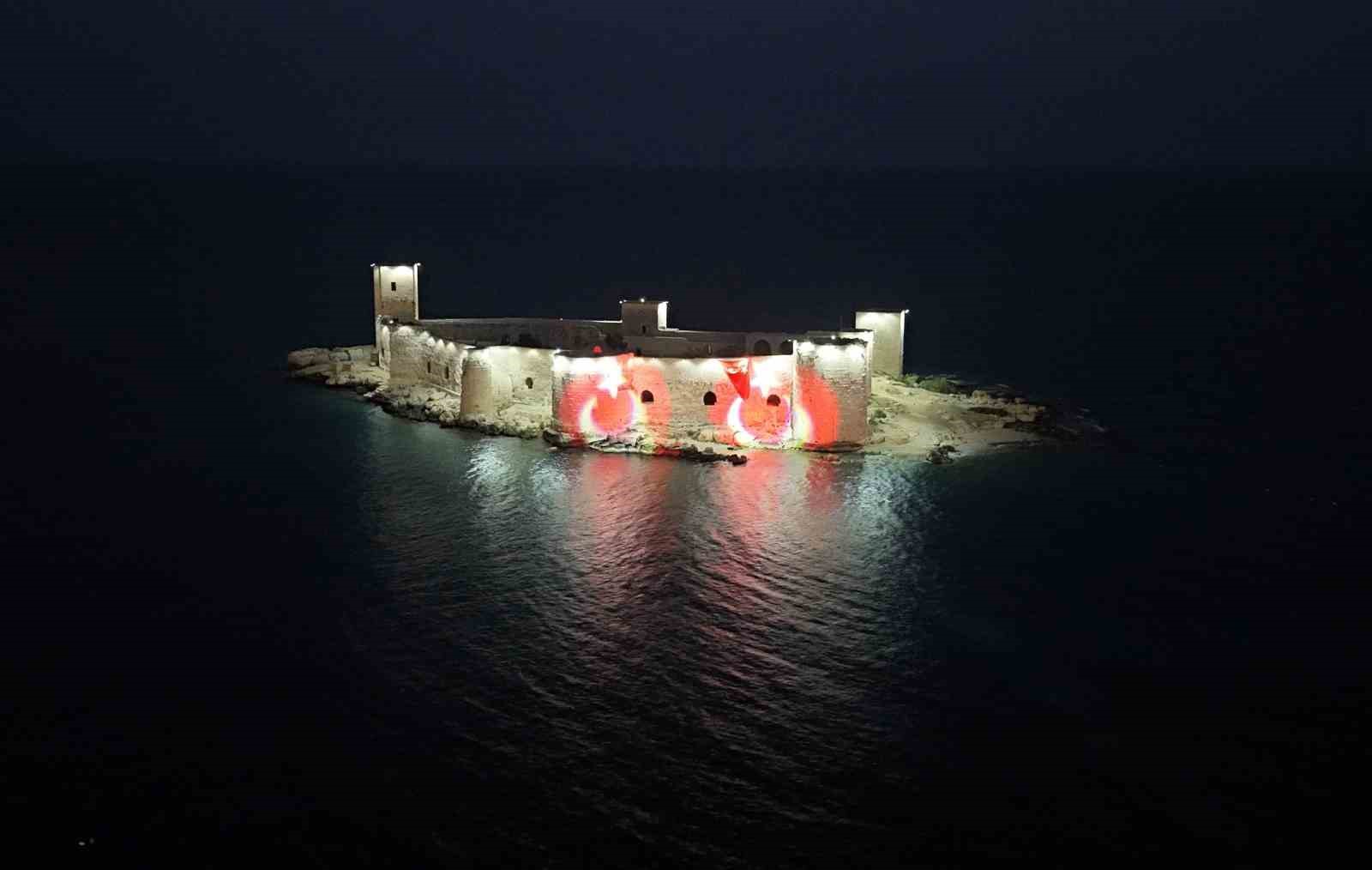 Mersin&rsquo;in simgesi Kızkalesi &rsquo;Ay Yıldızla&rsquo; aydınlandı
