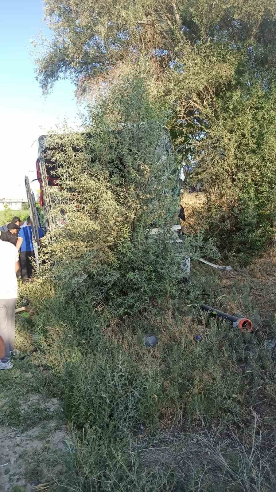 Konya&rsquo;da yolcu otob&uuml;s&uuml; yoldan &ccedil;ıkarak ağa&ccedil;lara &ccedil;arptı: 7 yaralı
