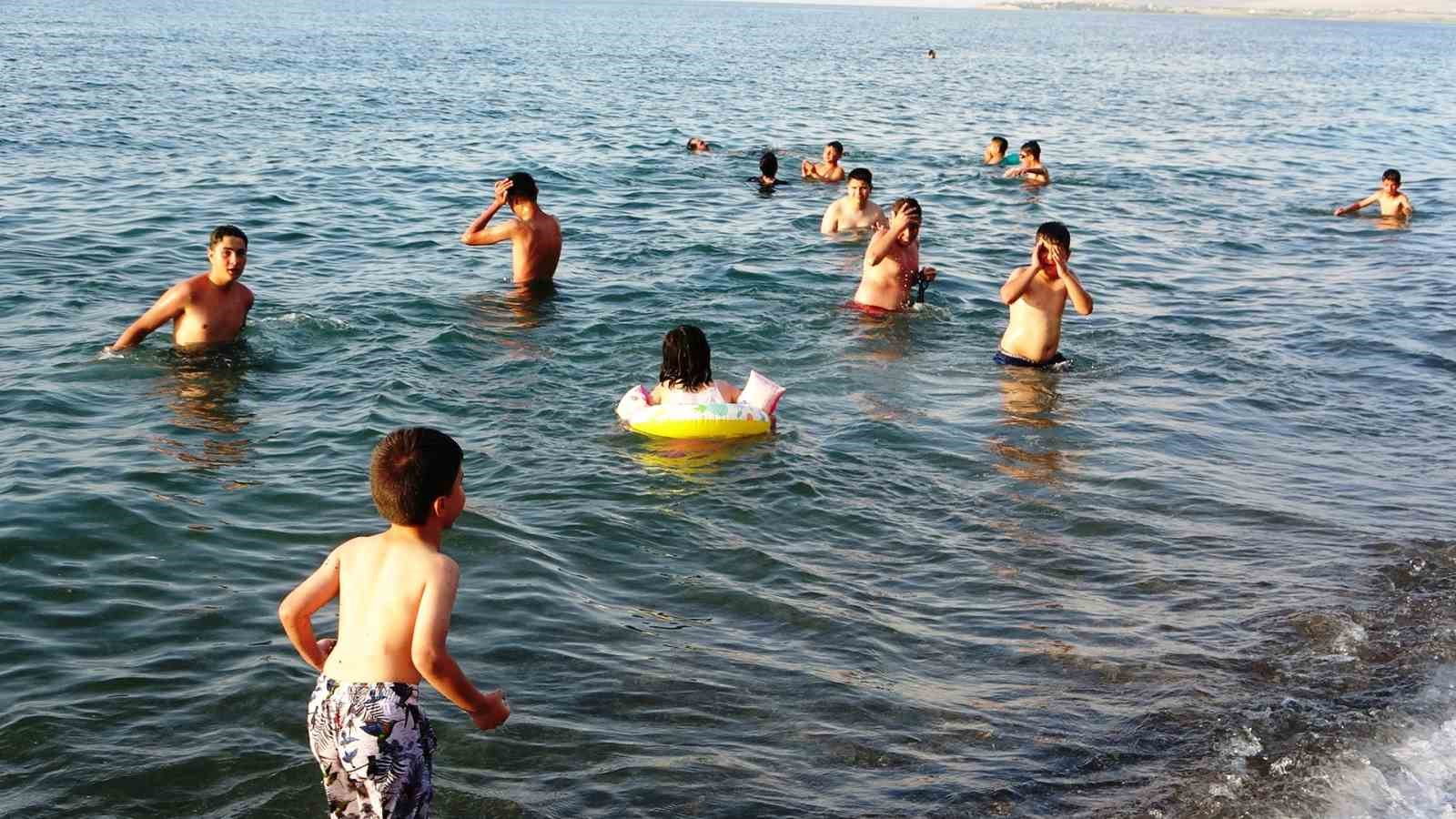 Sıcaktan bunalan vatandaşlar Van G&ouml;l&uuml;&rsquo;ne akın etti
