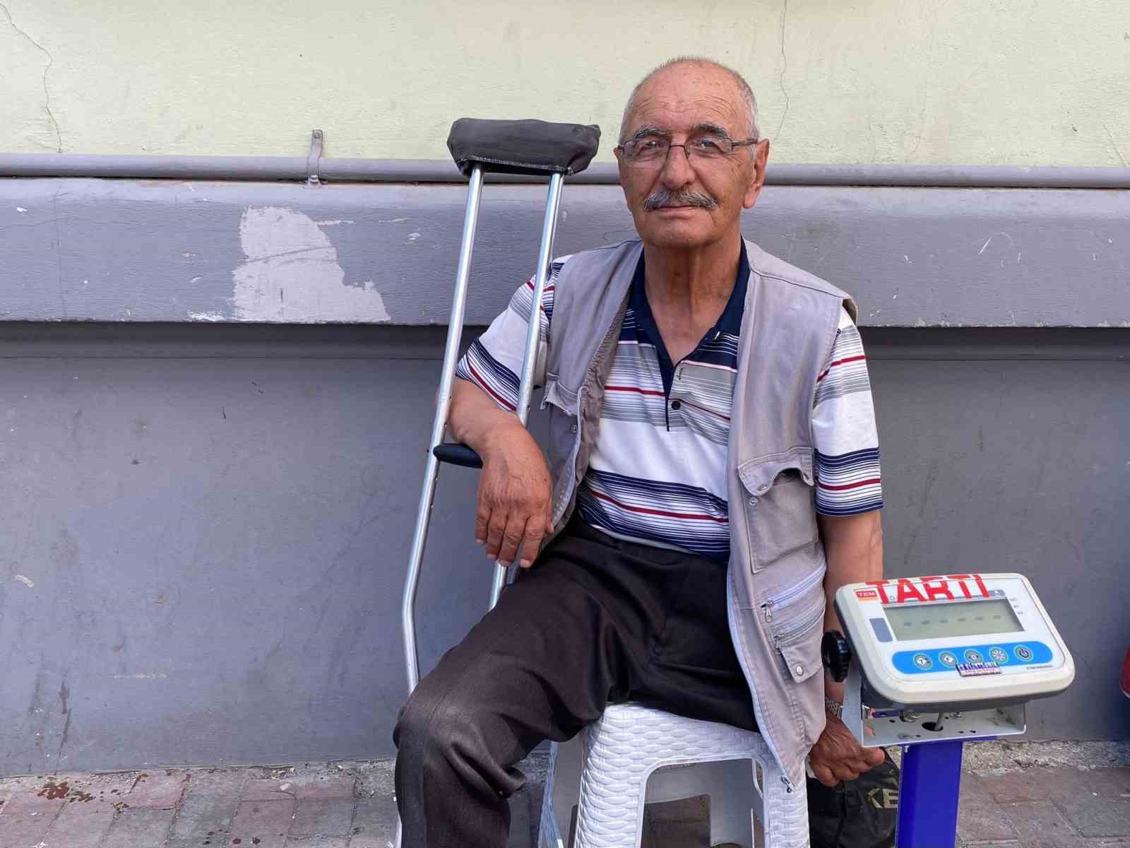 Engelli aracıyla Hamamyolu&rsquo;na geliyor, tartıyla ge&ccedil;imini sağlıyor
