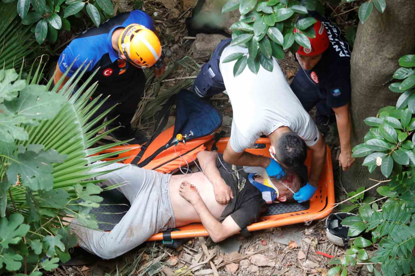 Kayalıklardan düşüp yaralanan genci kurtarmak için ekipler seferber oldu