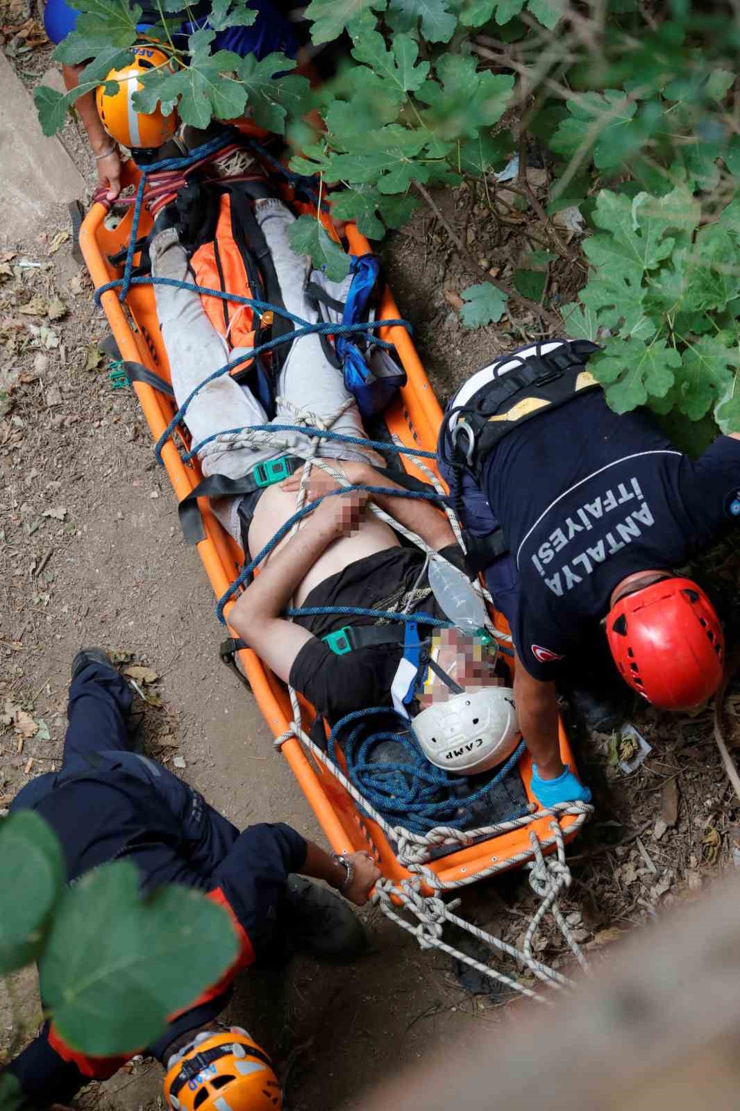 Kayalıklardan d&uuml;ş&uuml;p yaralanan genci kurtarmak i&ccedil;in ekipler seferber oldu
