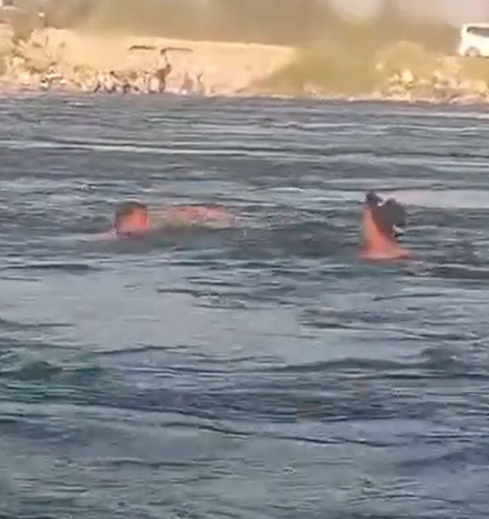 Fırat Nehri’nde 3 kişi boğulmaktan son anda kurtardı
