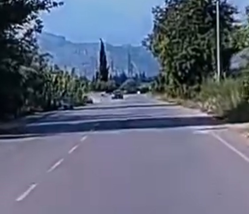 Anne ve kızının yaralandığı kazada otomobilin şarampole d&uuml;şt&uuml;ğ&uuml; anlar kamerada
