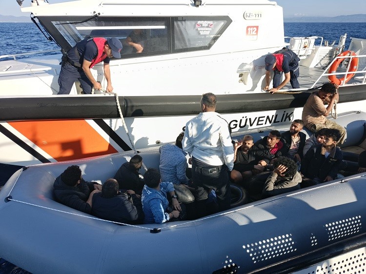 Ayvalık açıklarında 16 düzensiz göçmen yakalandı