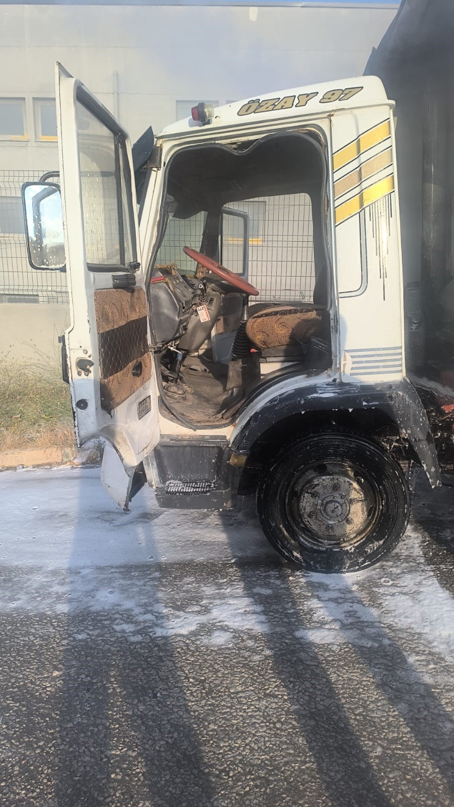 Park halindeyken yanmaya başlayan kamyonet kısa s&uuml;rede s&ouml;nd&uuml;r&uuml;ld&uuml;
