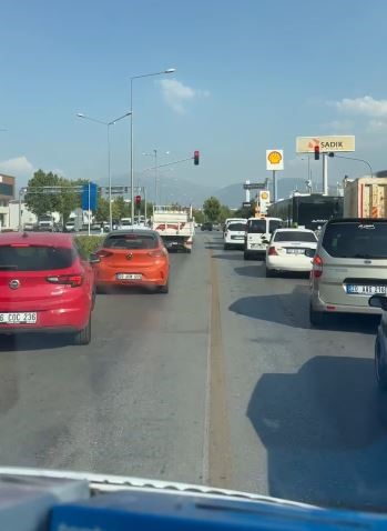 Denizli’de siren sesini duyan sürücülerin duyarlı davranışı takdir topladı