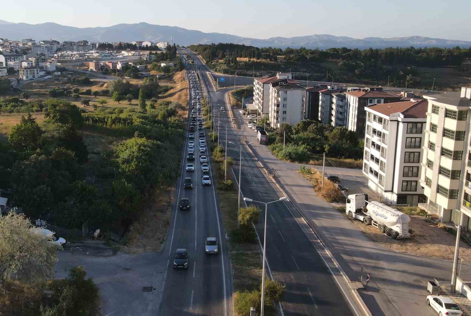 Erdek’te tatilci yoğunluğu, trafik hattı havadan görüntülendi