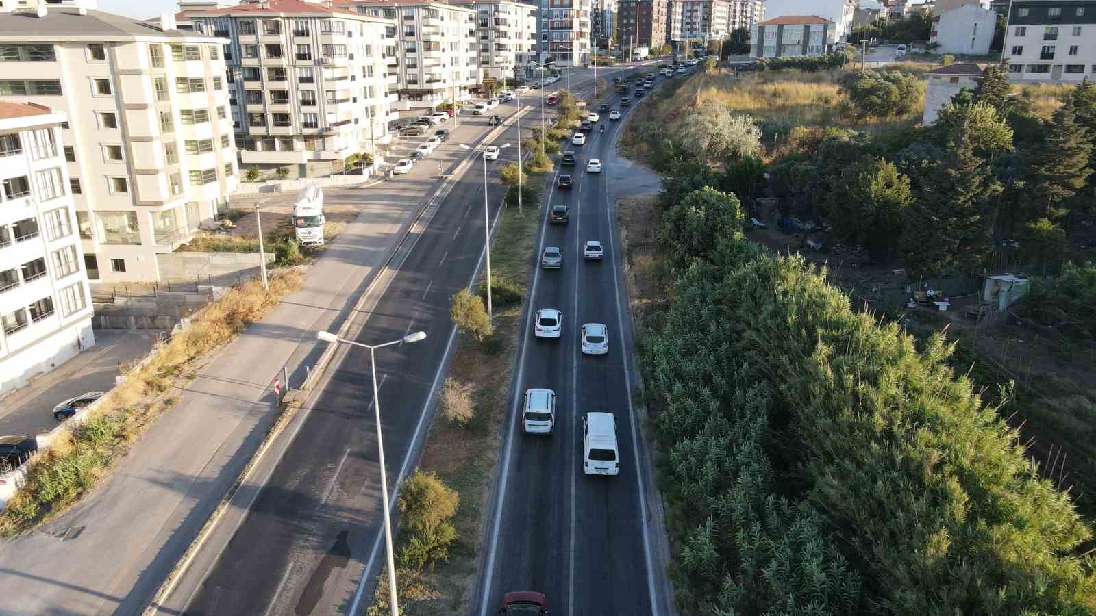 Erdek’te tatilci yoğunluğu, trafik hattı havadan görüntülendi

