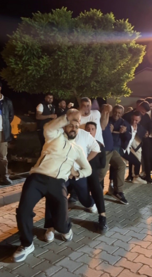 Unutulmuş gelenek tekrar hayat buldu, d&uuml;ğ&uuml;nde halaya katılmayanlar suyun i&ccedil;ine atıldı
