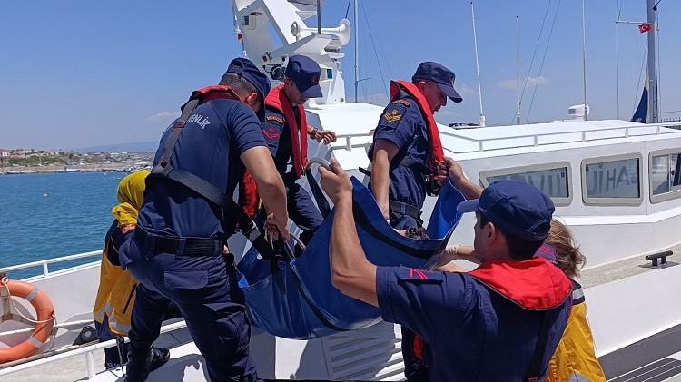 Ayvalık açıklarında gezi teknesindeki yaralı şahıs tıbbi tahliye ile kurtarıldı