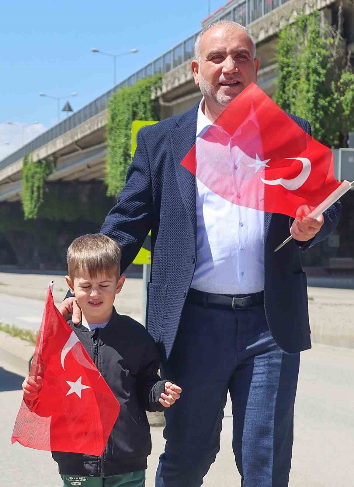 Canik kırmızı-beyaz: Caddeler T&uuml;rk bayraklarıyla donatıldı

