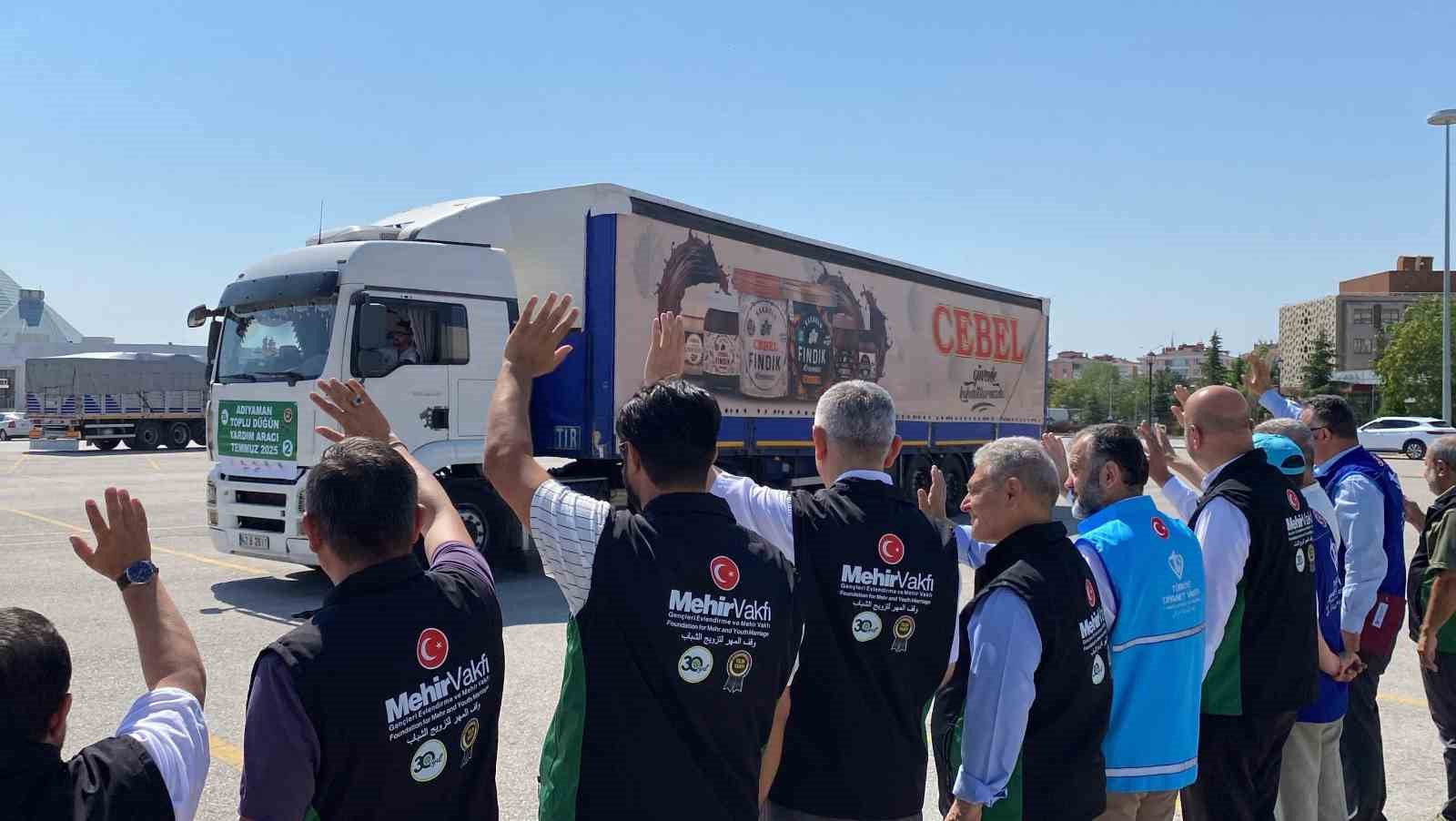 Konya’dan Adıyaman’a 100 çiftin düğünü için çeyiz yardımları tırlarla yola çıktı
