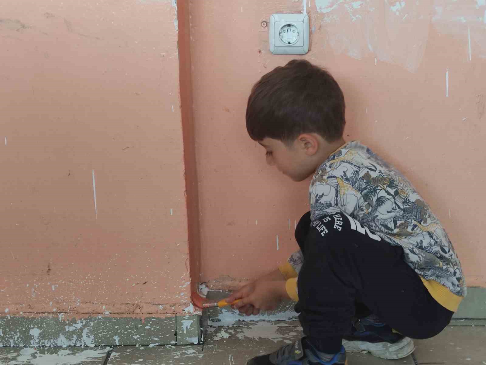 Tatil yerine okulu onarıyorlar
