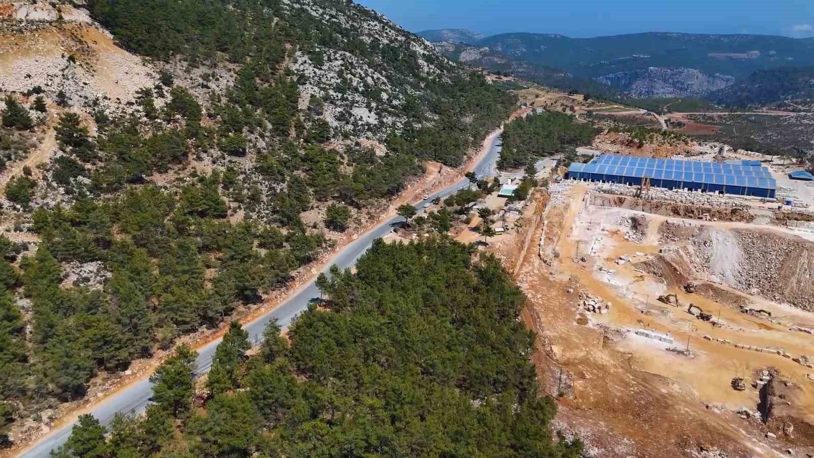 G&uuml;lnar&rsquo;da 30 kilometrelik grup yolu yenileniyor
