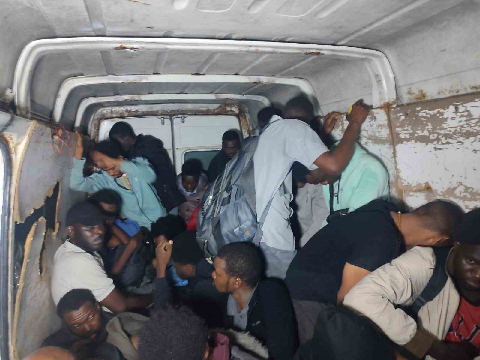 Didim’de araç içerisinde 31 düzensiz göçmen yakalandı