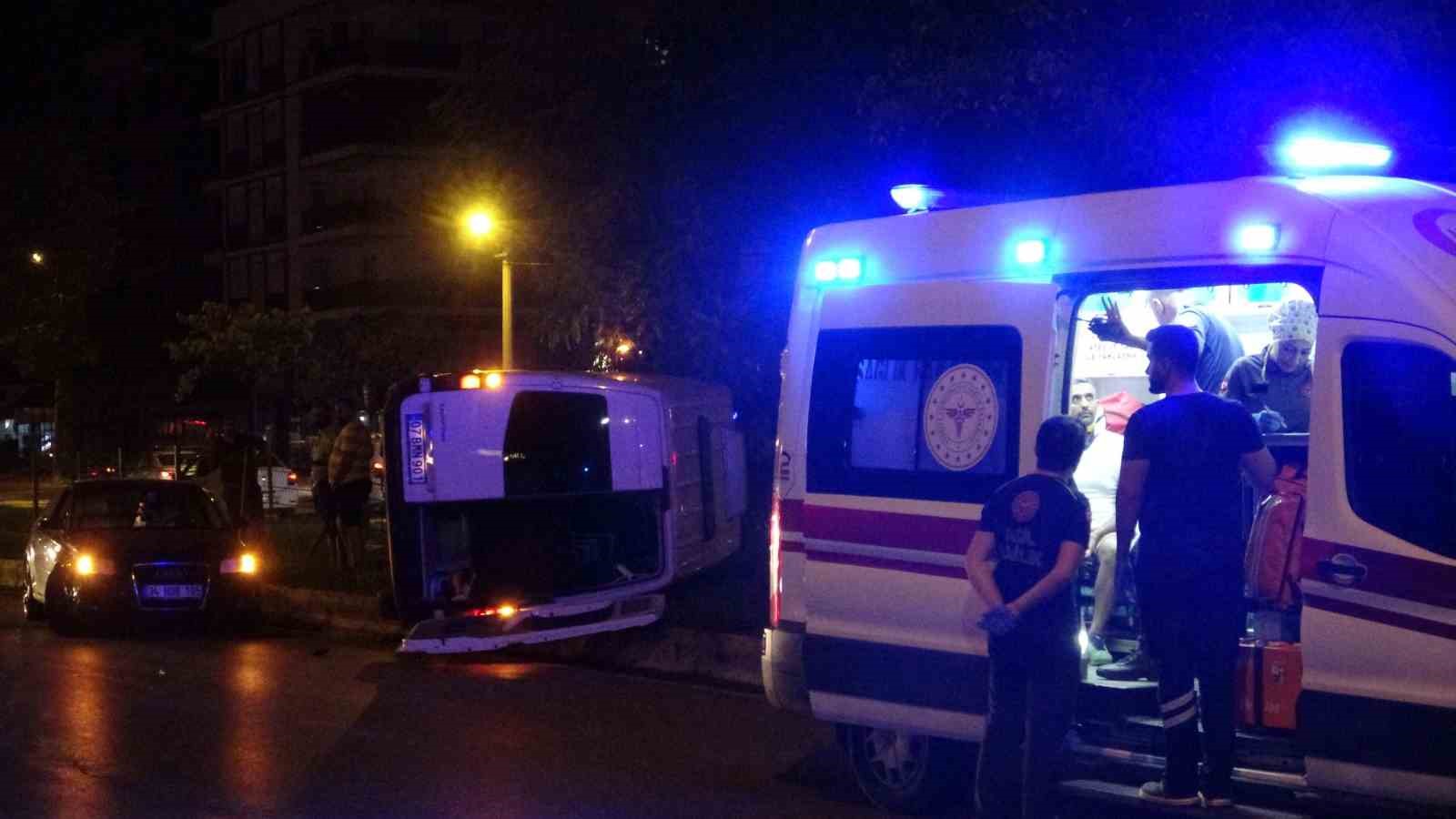 Devrilen minib&uuml;sten burunları bile kanamadan &ccedil;ıktılar
