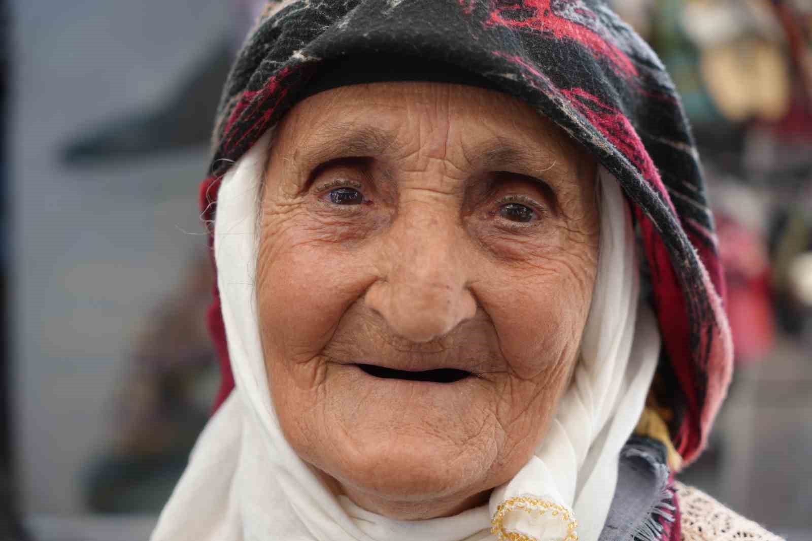 Buğday Meydanının 98 yaşındaki ninesi çorap satarak aile bütçesine katkıda bulunuyor