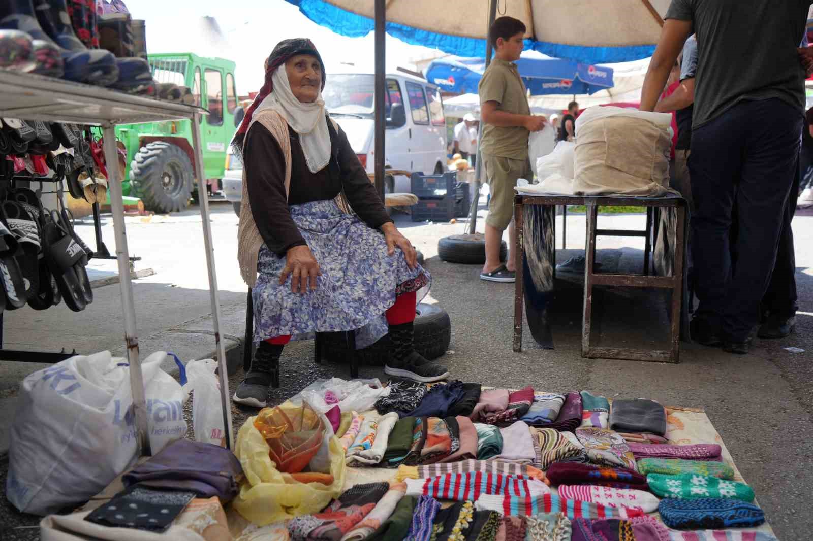 Buğday Meydanının 98 yaşındaki ninesi &ccedil;orap satarak aile b&uuml;t&ccedil;esine katkıda bulunuyor
