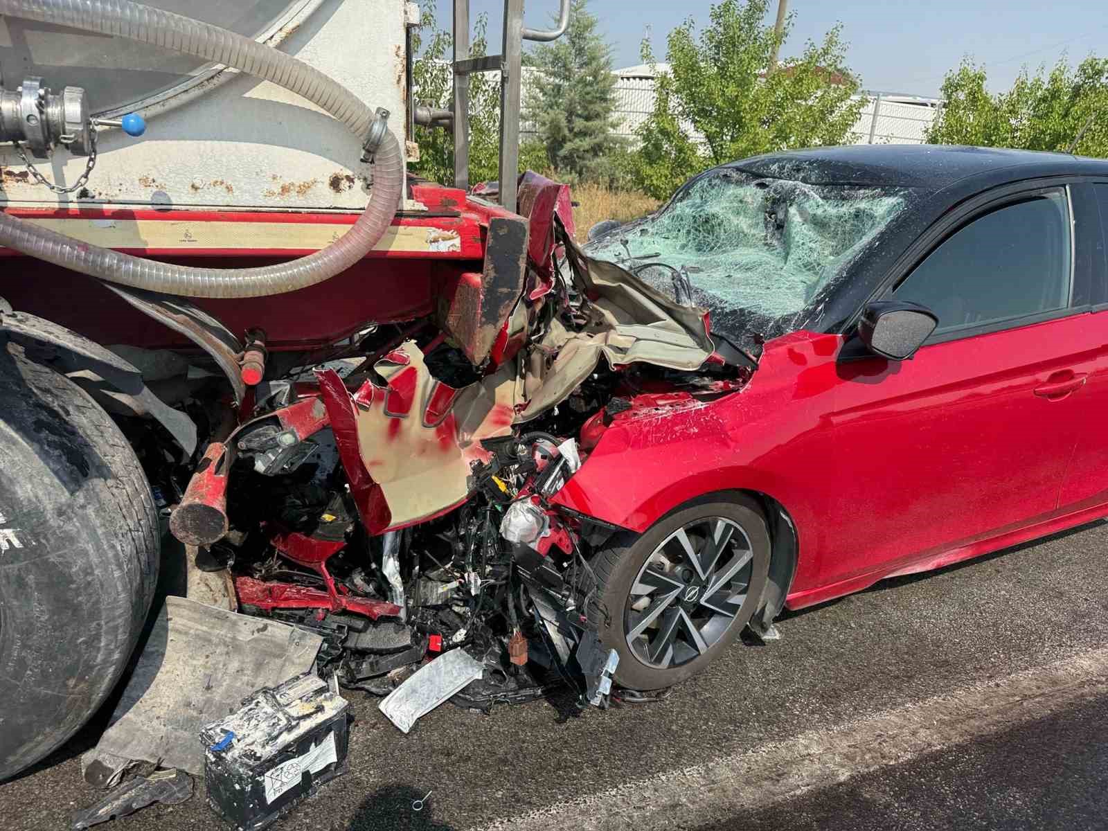 Otomobilin süt tankerine çarptığı kaza güvenlik kamerasında