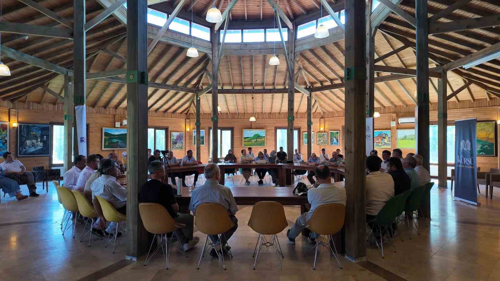 Gediz&rsquo;de "K&uuml;rs&uuml; Okuma Kul&uuml;b&uuml;" uluslararası g&uuml;venliği tartıştı
