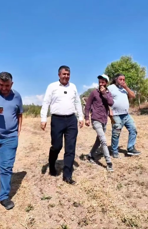 Gediz’de hasat coşkusu başladı, Başkan Akel çiftçilerin yanında