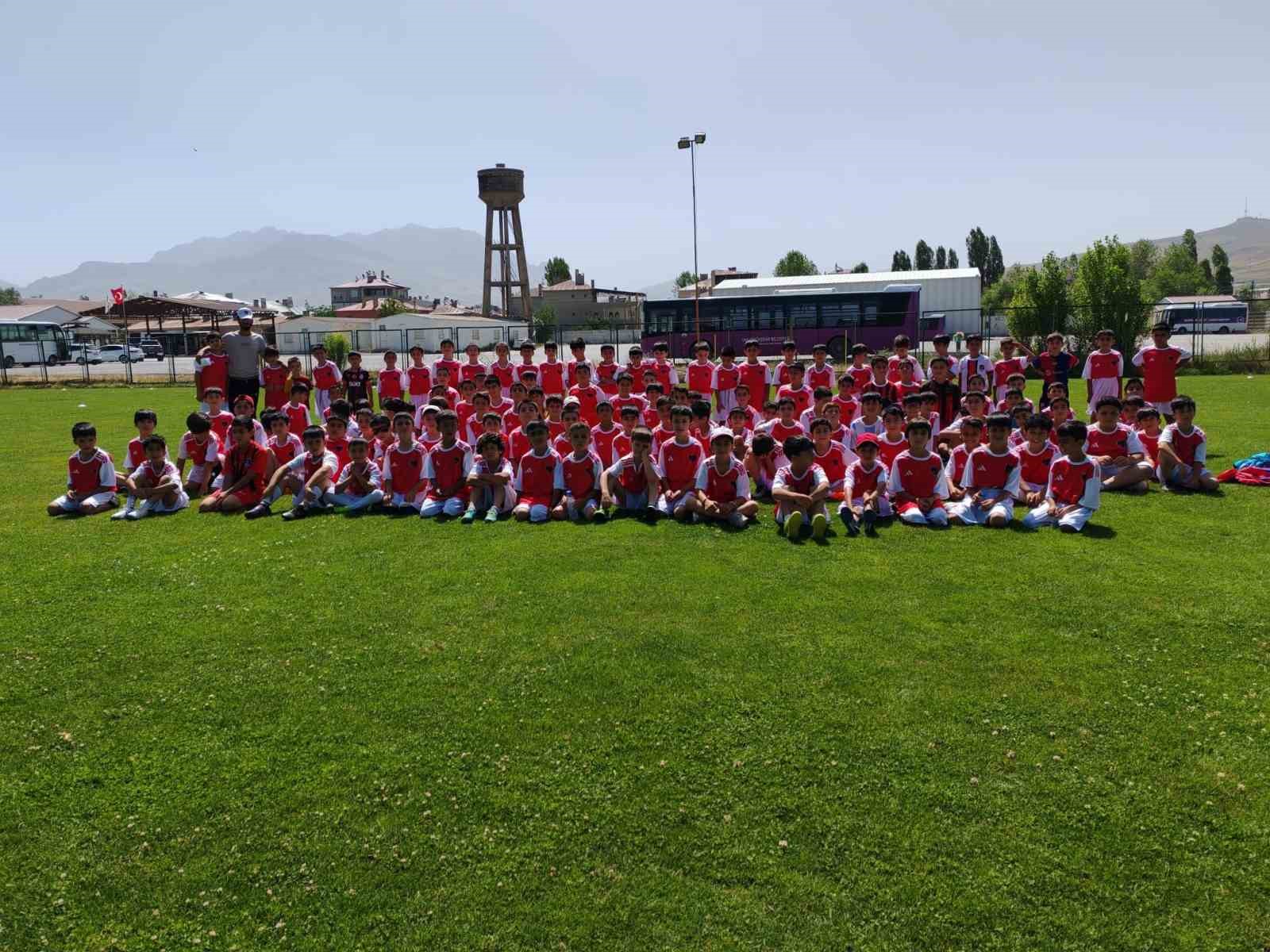 Futbol yaz spor okulu 400’ü aşkın öğrenciyle devam ediyor