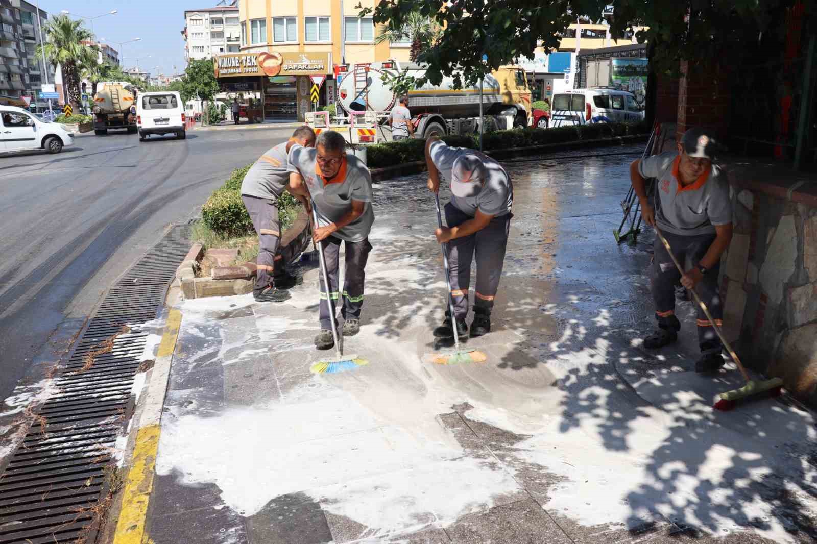 Nazilli meydanı temizilendi
